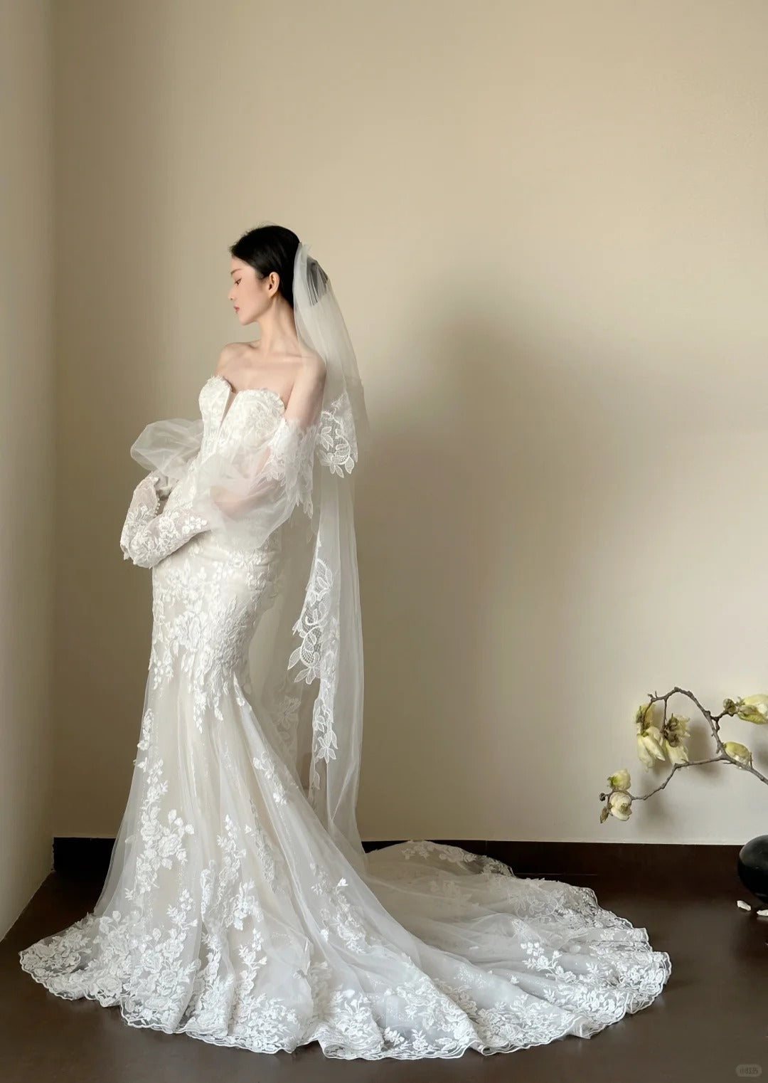 Elegant White Mermaid Train Lace Tulle Wedding Dress