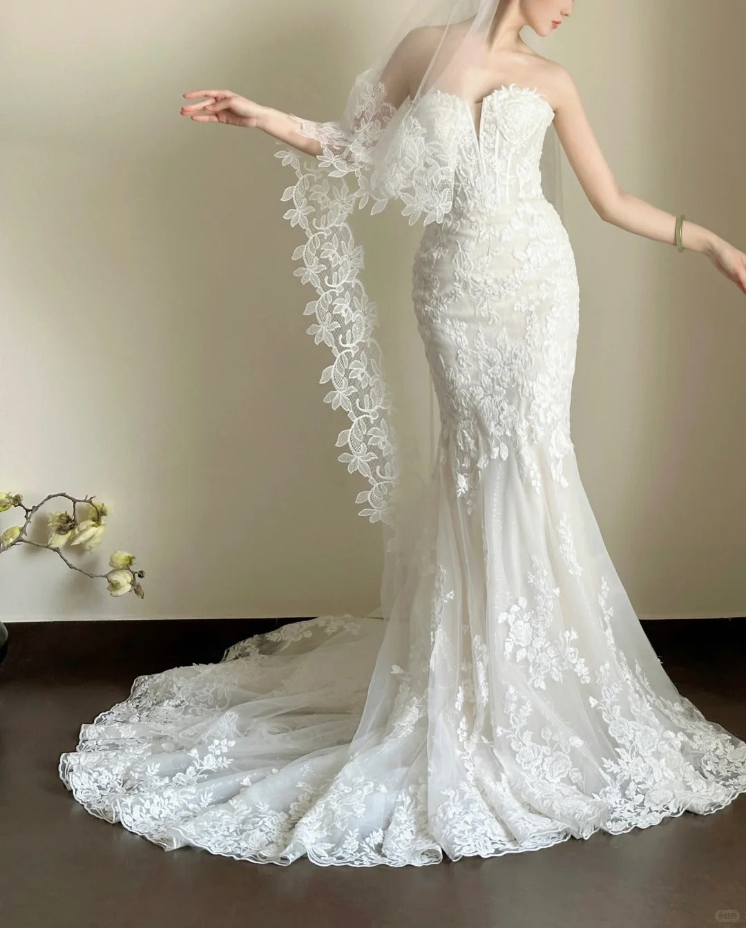 Elegant White Mermaid Train Lace Tulle Wedding Dress