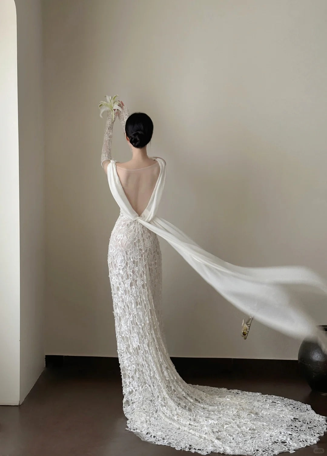 Elegant White Mermaid Train V-Neck Lace Wedding Dress