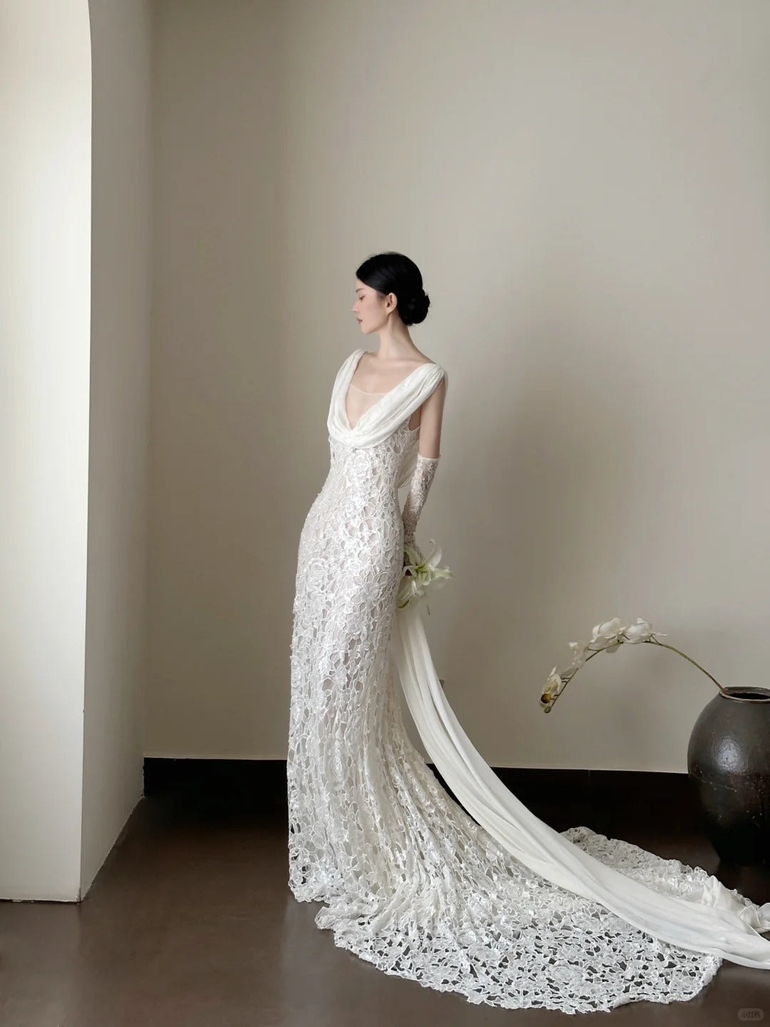Elegant White Mermaid Train V-Neck Lace Wedding Dress