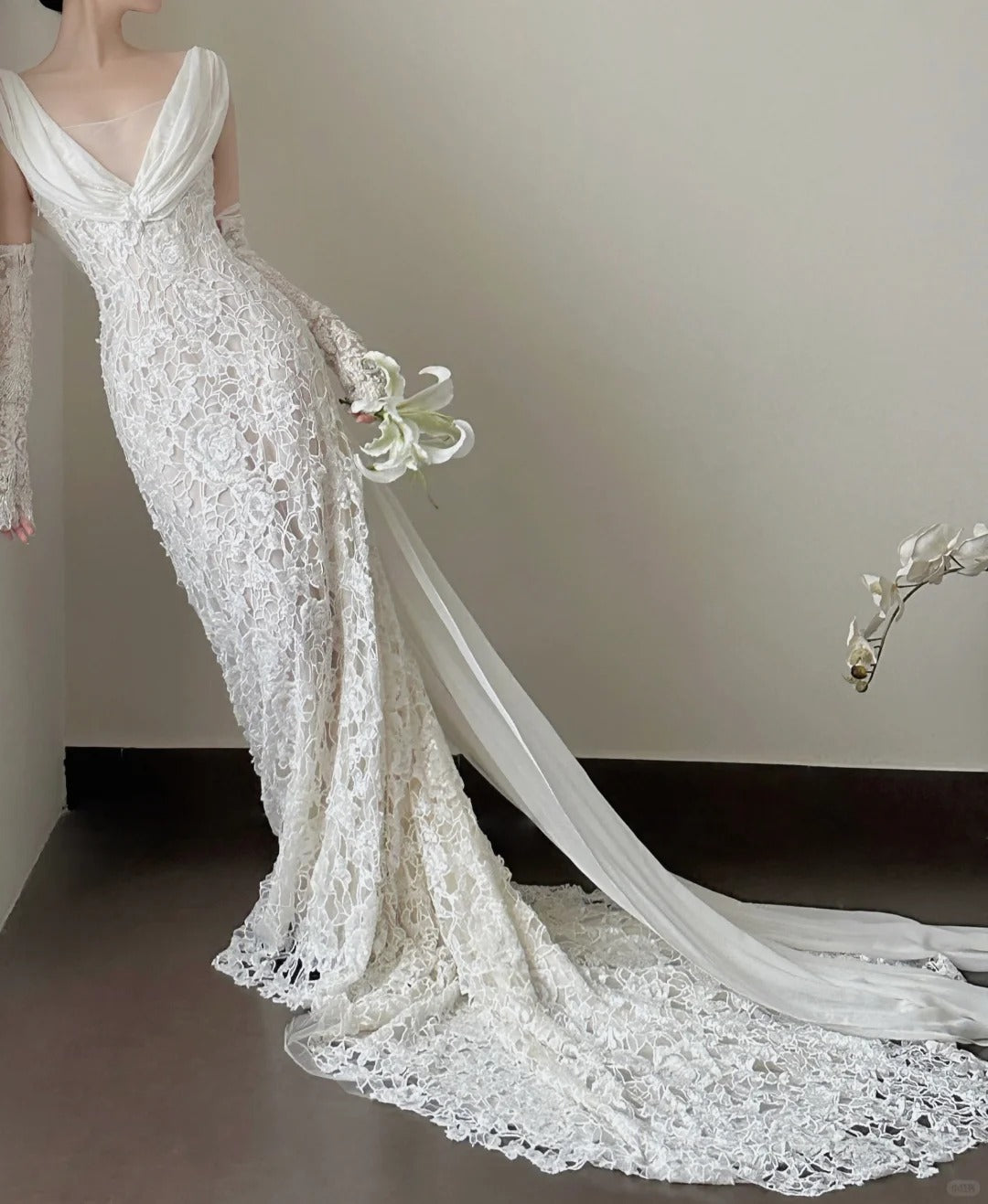 Elegant White Mermaid Train V-Neck Lace Wedding Dress