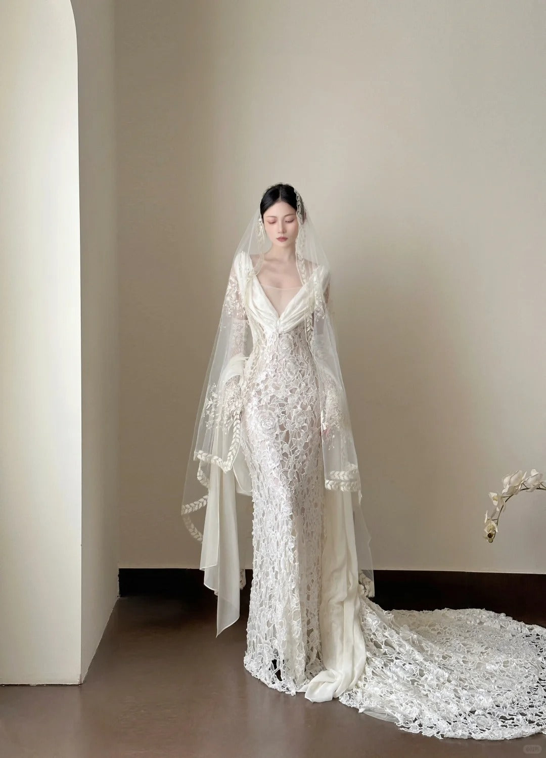 Elegant White Mermaid Train V-Neck Lace Wedding Dress Main image