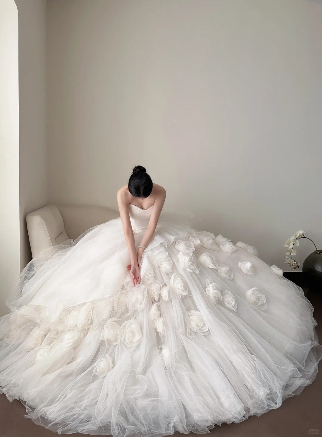 Elegant White Trailing Heart-Shaped Neckline 3D Floral Tulle Ball Gown Wedding Dress