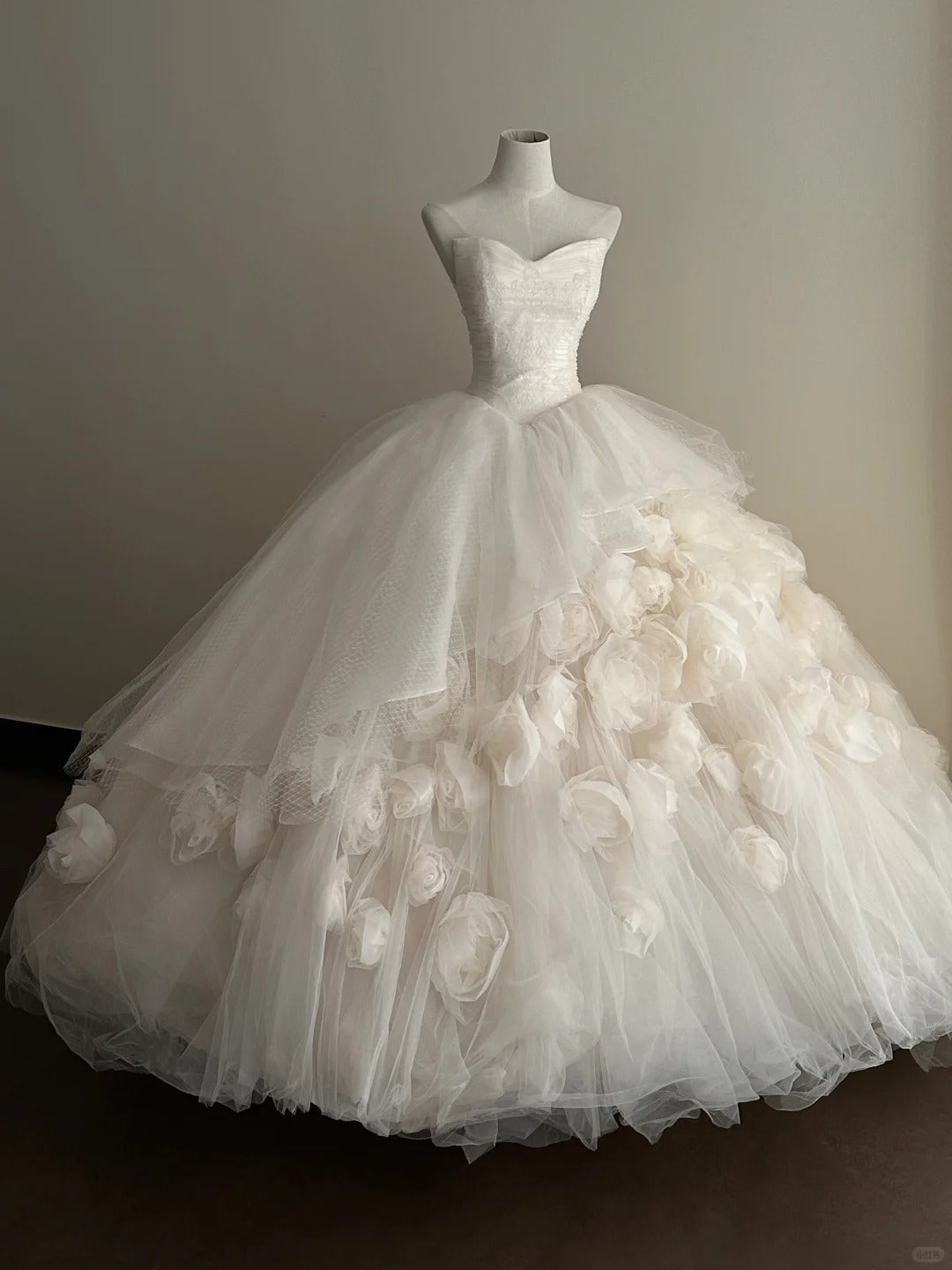 Elegant White Trailing Heart-Shaped Neckline 3D Floral Tulle Ball Gown Wedding Dress