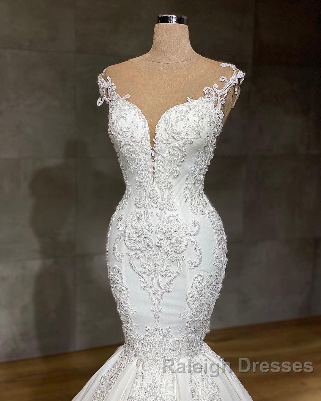 Exquisite Long Lace V-neck Sleeveless Mermaid Wedding Dresses
