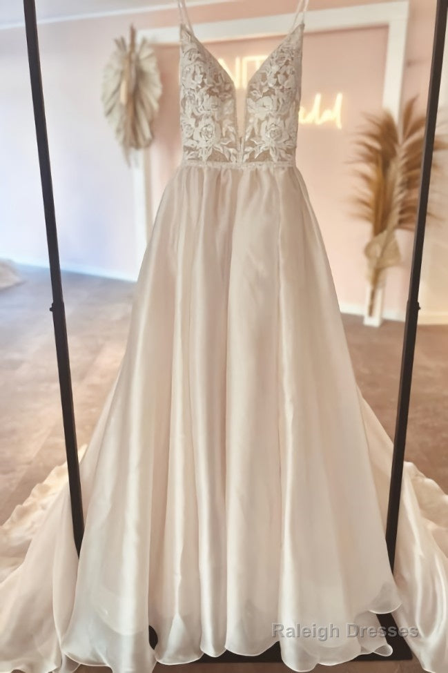 Fabulous V-Neck Spaghetti-Straps Sleeveless Long Lace Wedding Dresses Online Main image