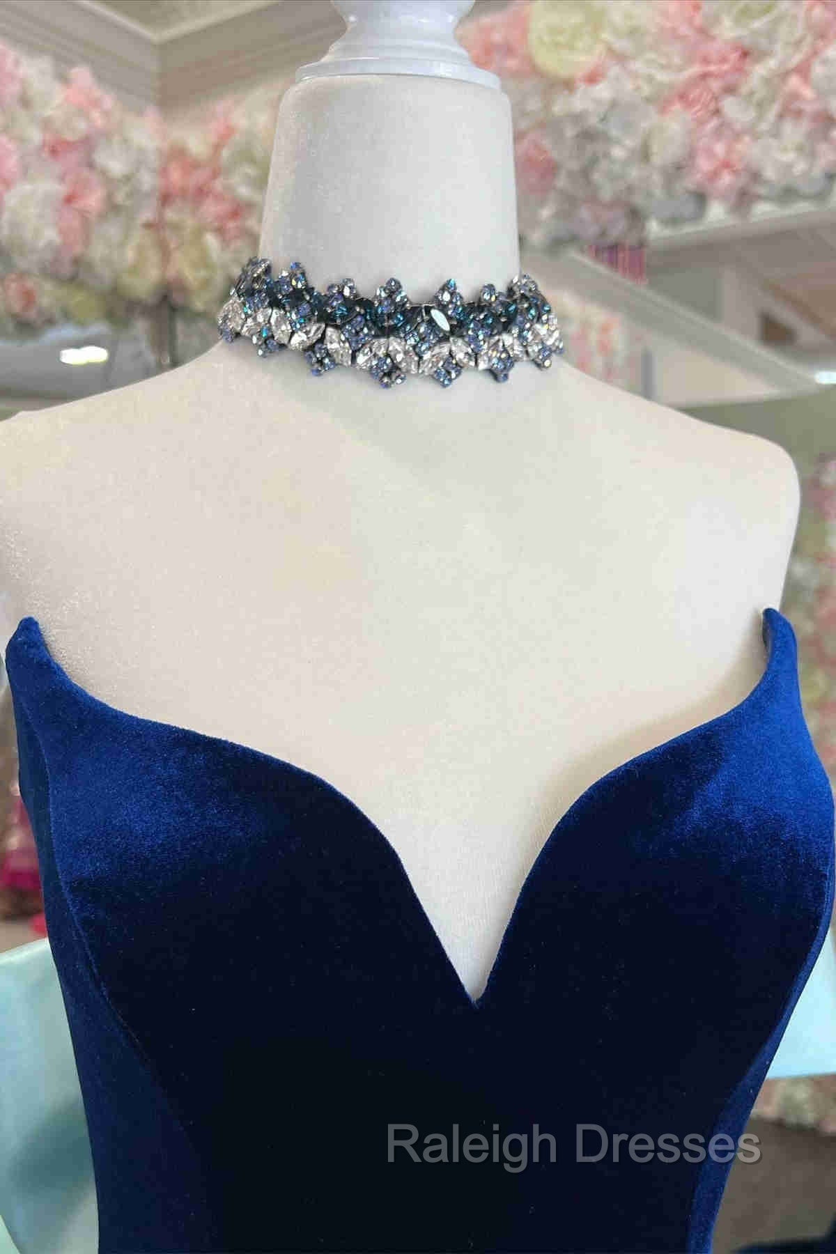 Fitted Mermaid Royal Blue Velvet Prom Dress With Bow Secondary image