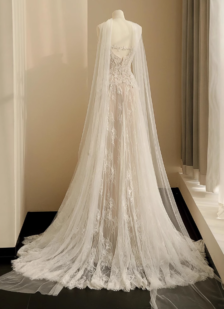 Flowing Lace Sweetheart Neckline A-Line Tulle Wedding Dress Secondary image