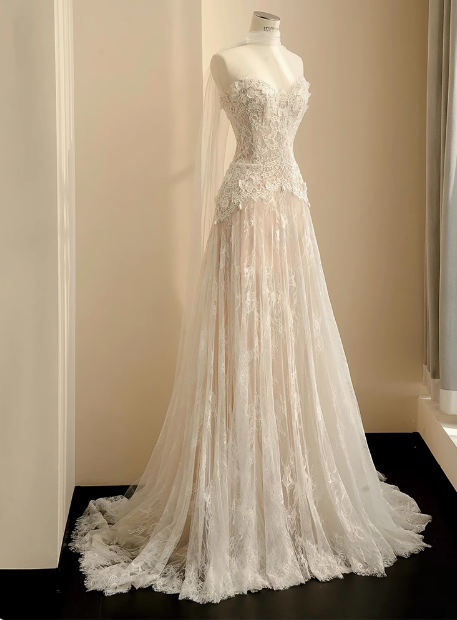 Flowing Lace Sweetheart Neckline A-Line Tulle Wedding Dress Main image
