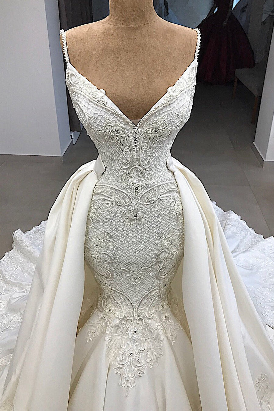 Glamorous Mermaid Sleeveless Lace Wedding Dress Overskit Secondary image