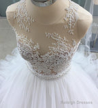 Glamour Lace Appliques Scoop Neckline Tulle Ball Gown Wedding Dress