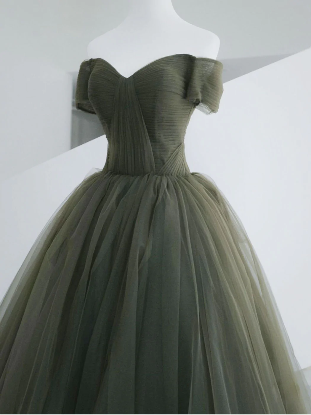 A-Line Sweetheart Neck Green Long Prom Dresses Sweep Train Green Prom Dresses