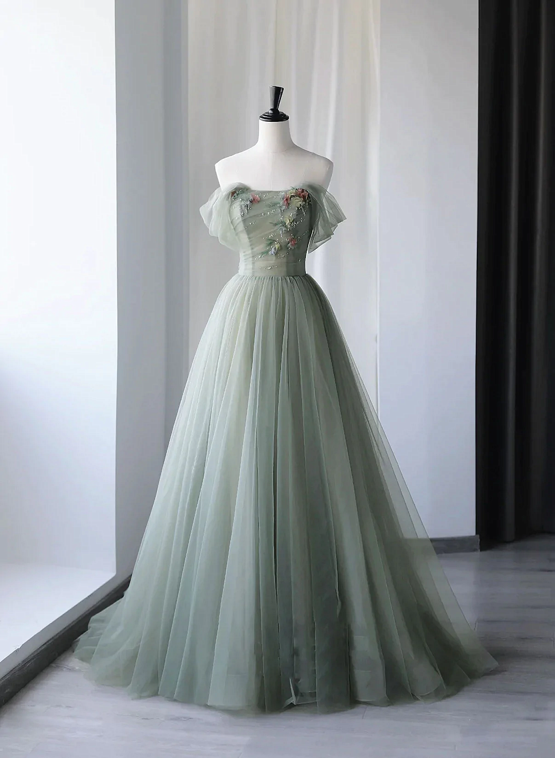Light Green Sweetheart Beaded And Flowers Prom Dresses Tulle Green Prom Dresses Main image