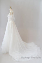 Long A Line Appliques Lace Tulle Wedding Dresses with Sleeves