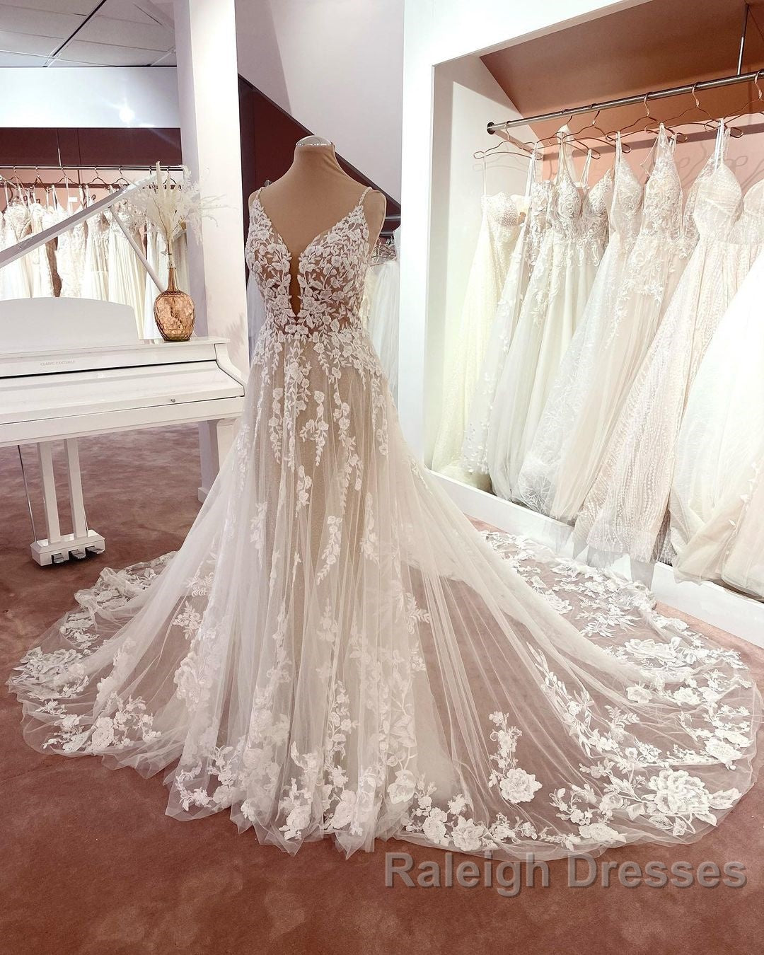 Long A-line V-neck Sleeveless Floral Lace Tulle Boho Wedding Dresses Secondary image