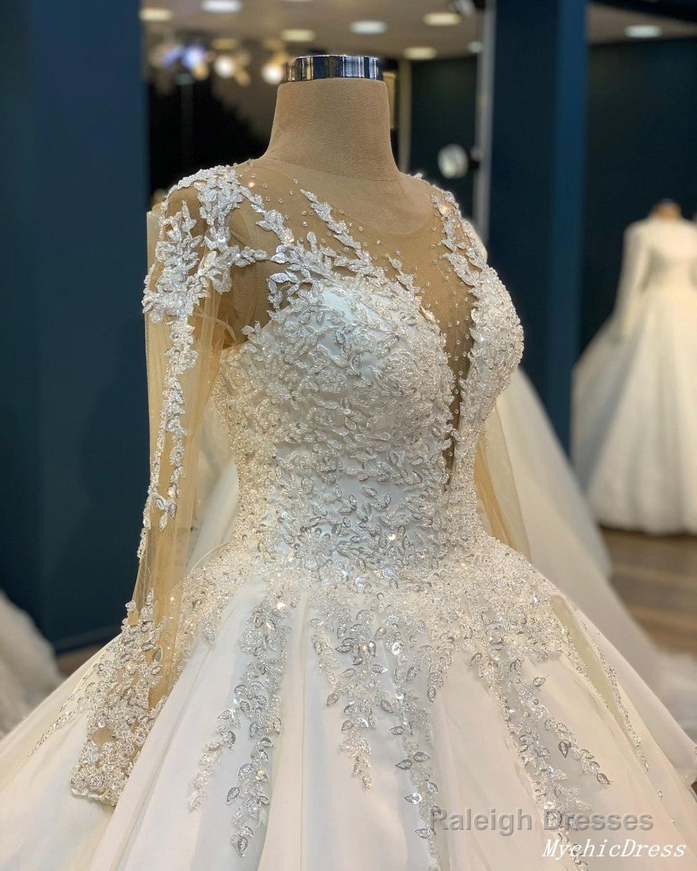 Long Sleeves Lace Applique Vintage Wedding Dresses Ball Gown Bridal Dress Secondary image