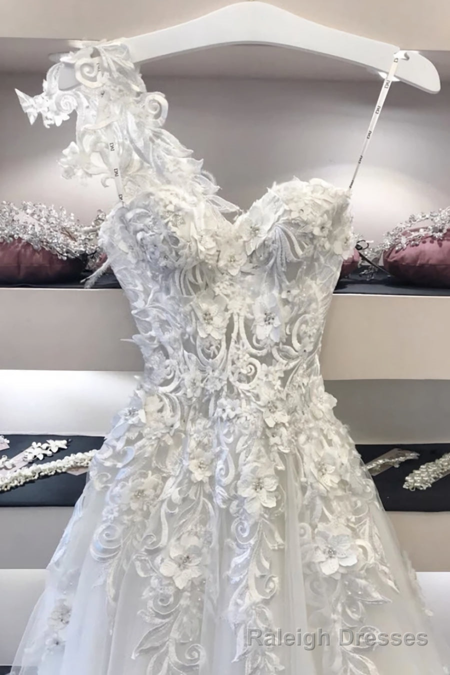 Long White Sweetheart Neck Lace Applique Prom Dress