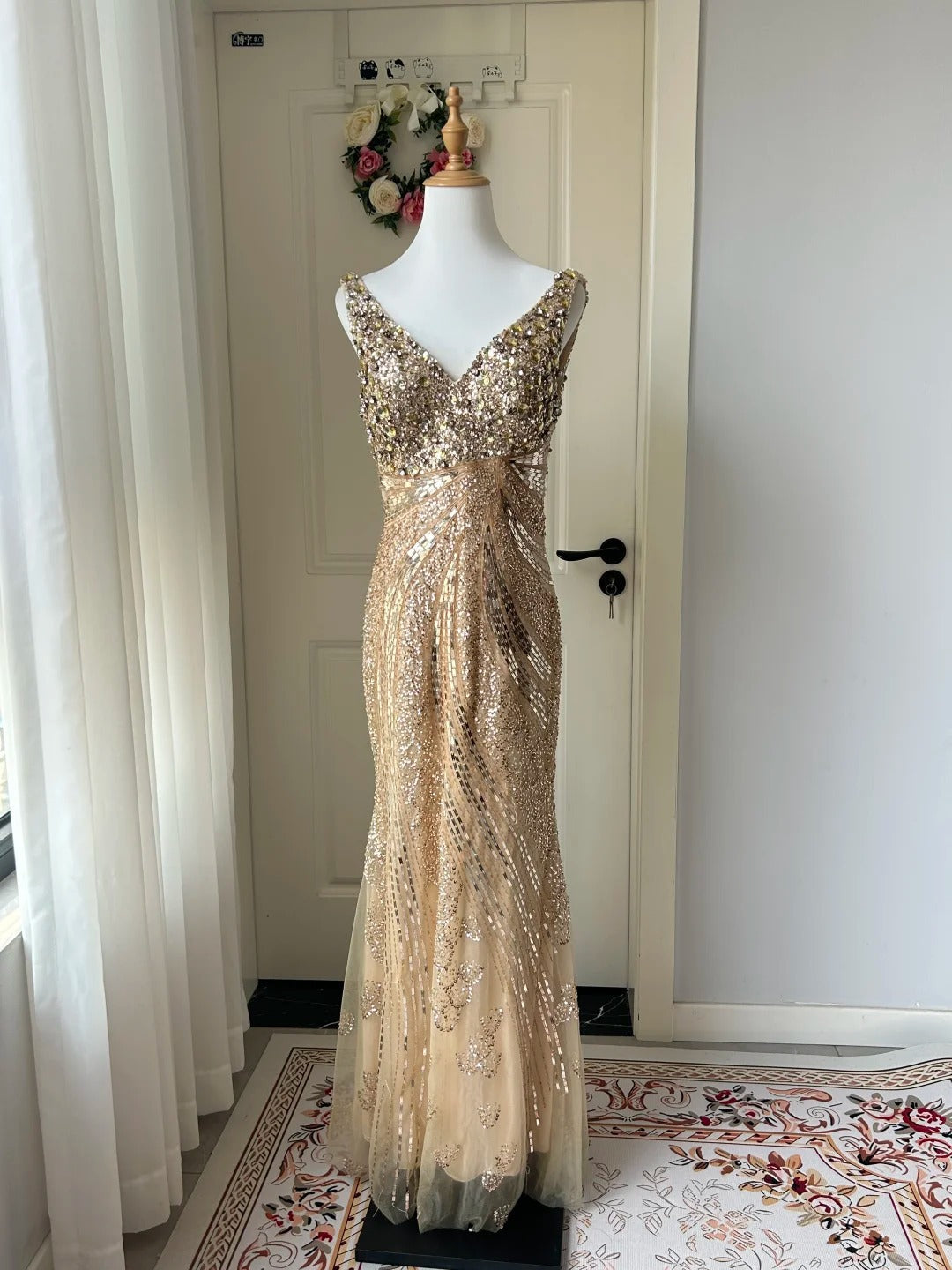 Luxurious Gold V-Neck Mermaid Sequined Long Formal Prom Dress Main image
