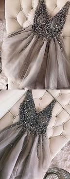 Luxurious Sequins Beaded V-Neck Tulle Short Gray Homecoming Dresses