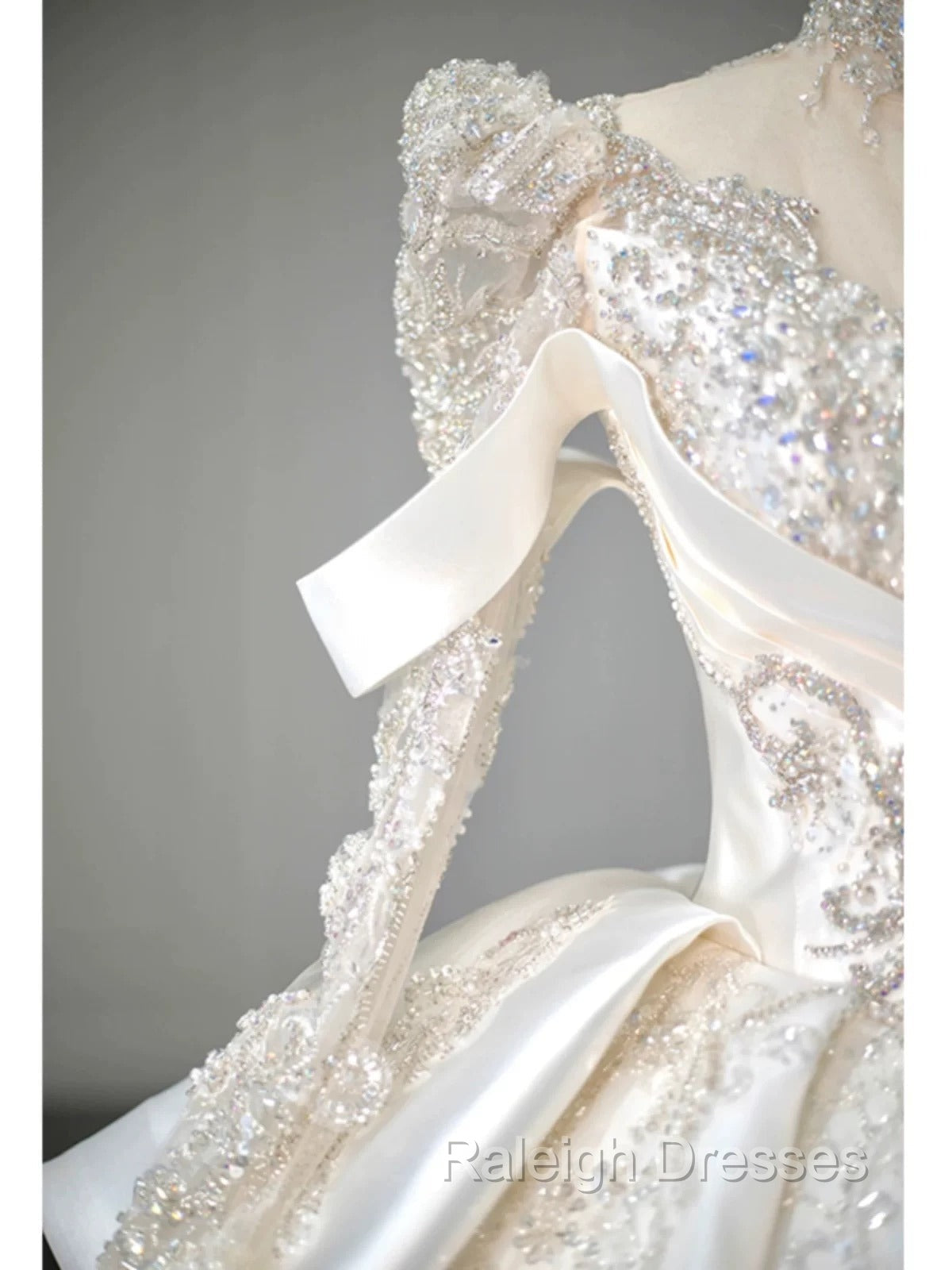 Luxury Ball Gown High Neckline Long Sleeves Sequin White Wedding Dresses Brides Dress