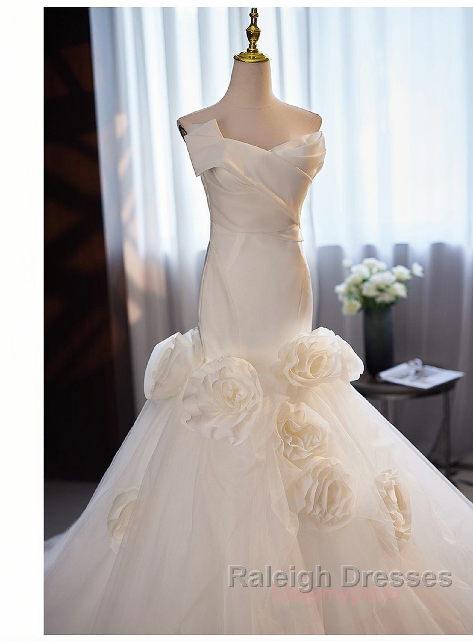 Mermaid Satin & Tulle Flowers Pleats Wedding Dress Secondary image