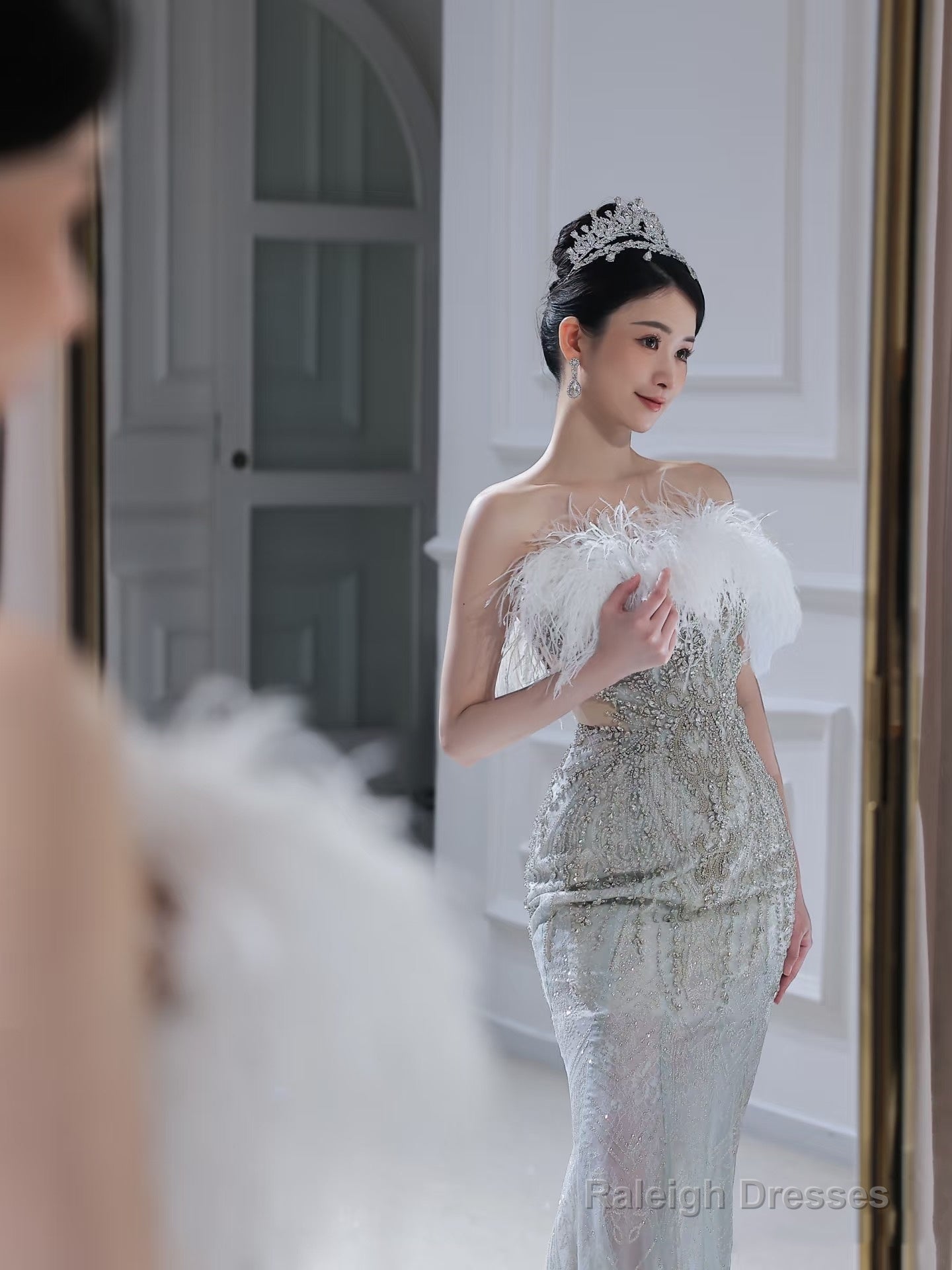 Princess Mermaid Strapless Neckline Long Sequin Feathers Long Wedding Dress Brides Dresses