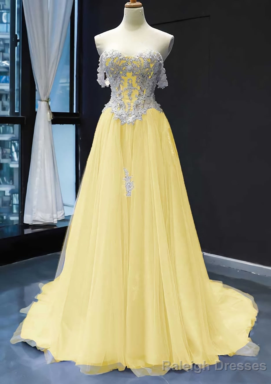 Princess Off-the-Shoulder Sweep Train Tulle Satin Prom Dresses With Appliqued