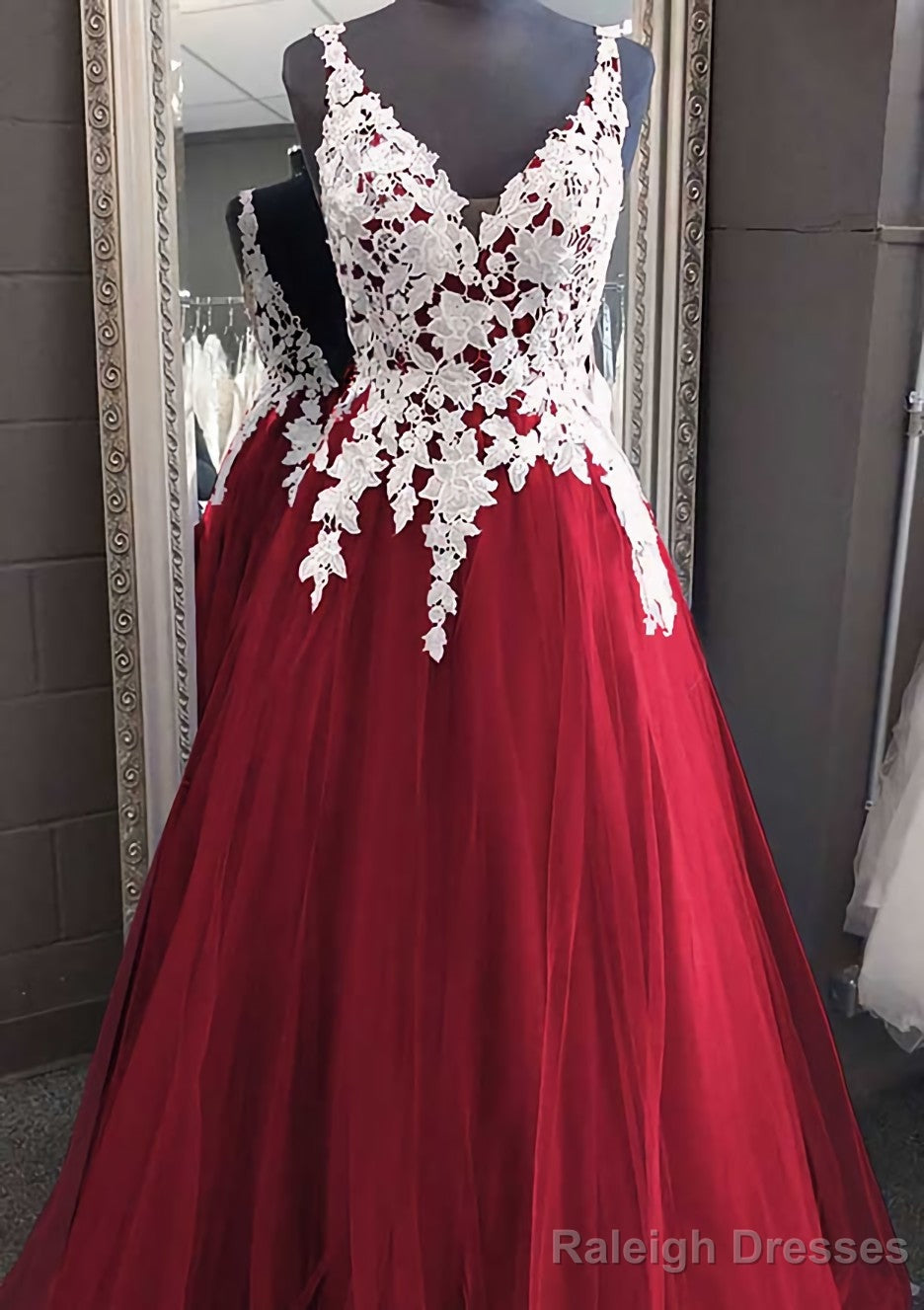 Princess V Neck Long/Floor-Length Tulle Prom Dresses With Appliqued Lace