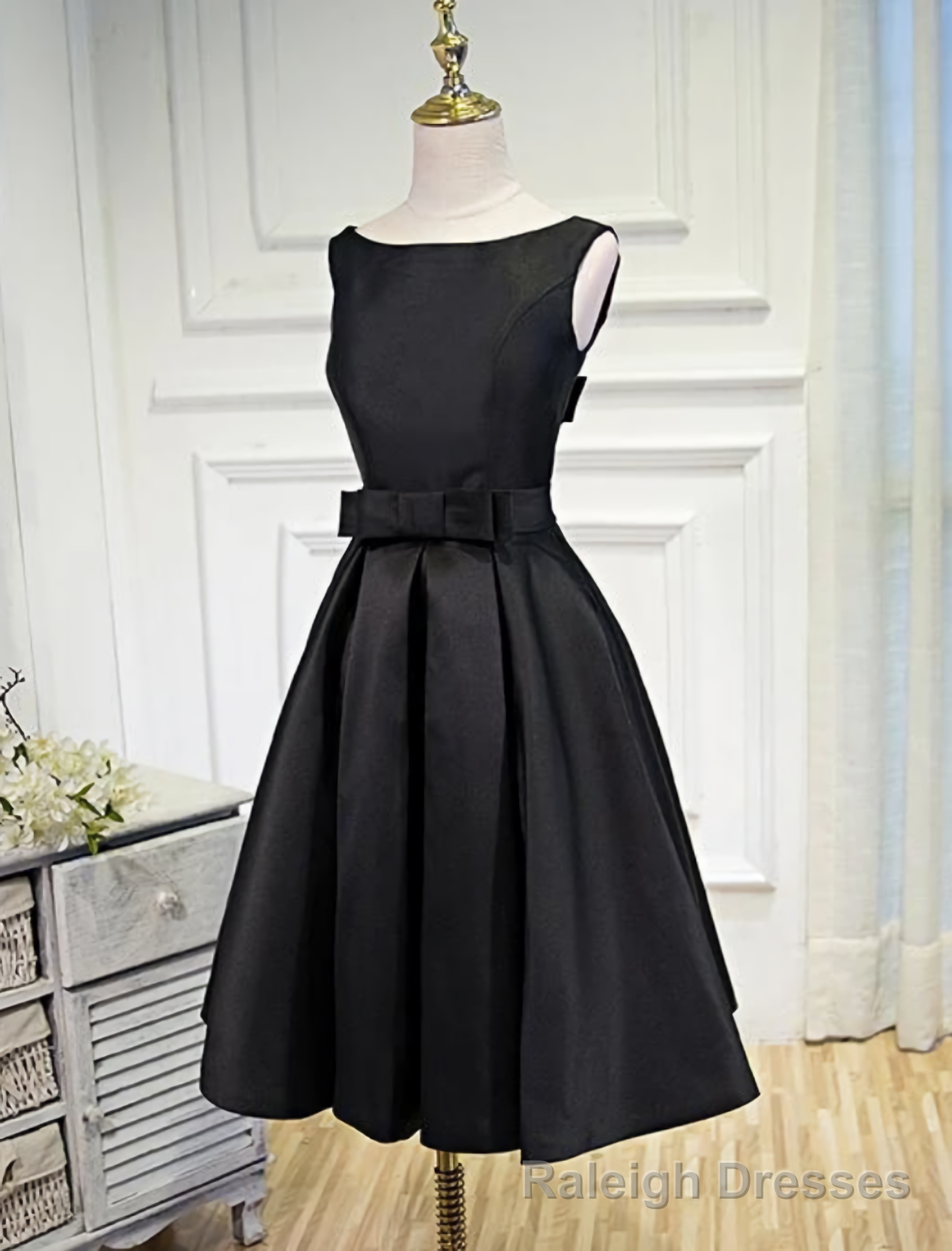 Lovely Simple Black Satin Knee Length Party Dresses Main image