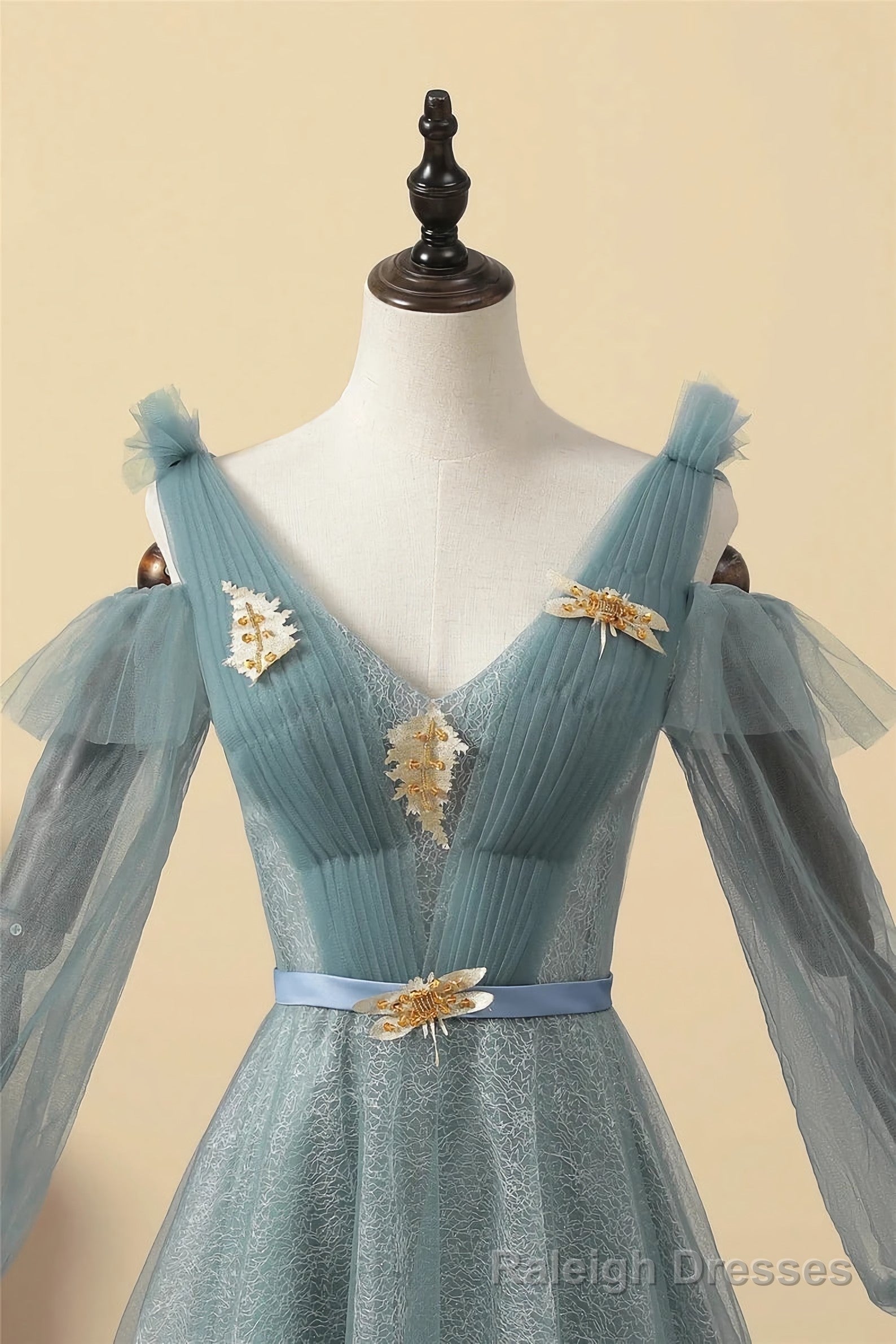 Appliques A-Line Tulle Long Bishop V-Ncek Evening Dresses