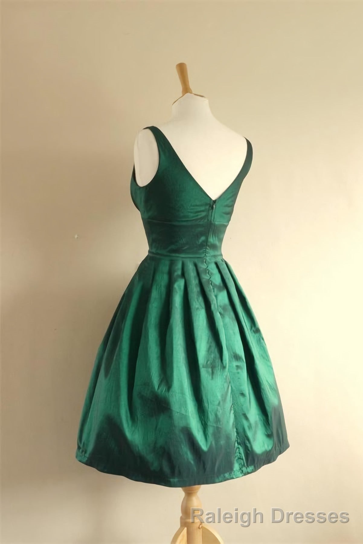 V Neck Green Short Handmade Charming Homecming Simple Homecoming Dresses Secondary image