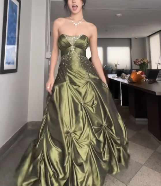 Retro Ball Gowns Strapless Green Ruffles Satin Long Prom Dresses Prom Dress