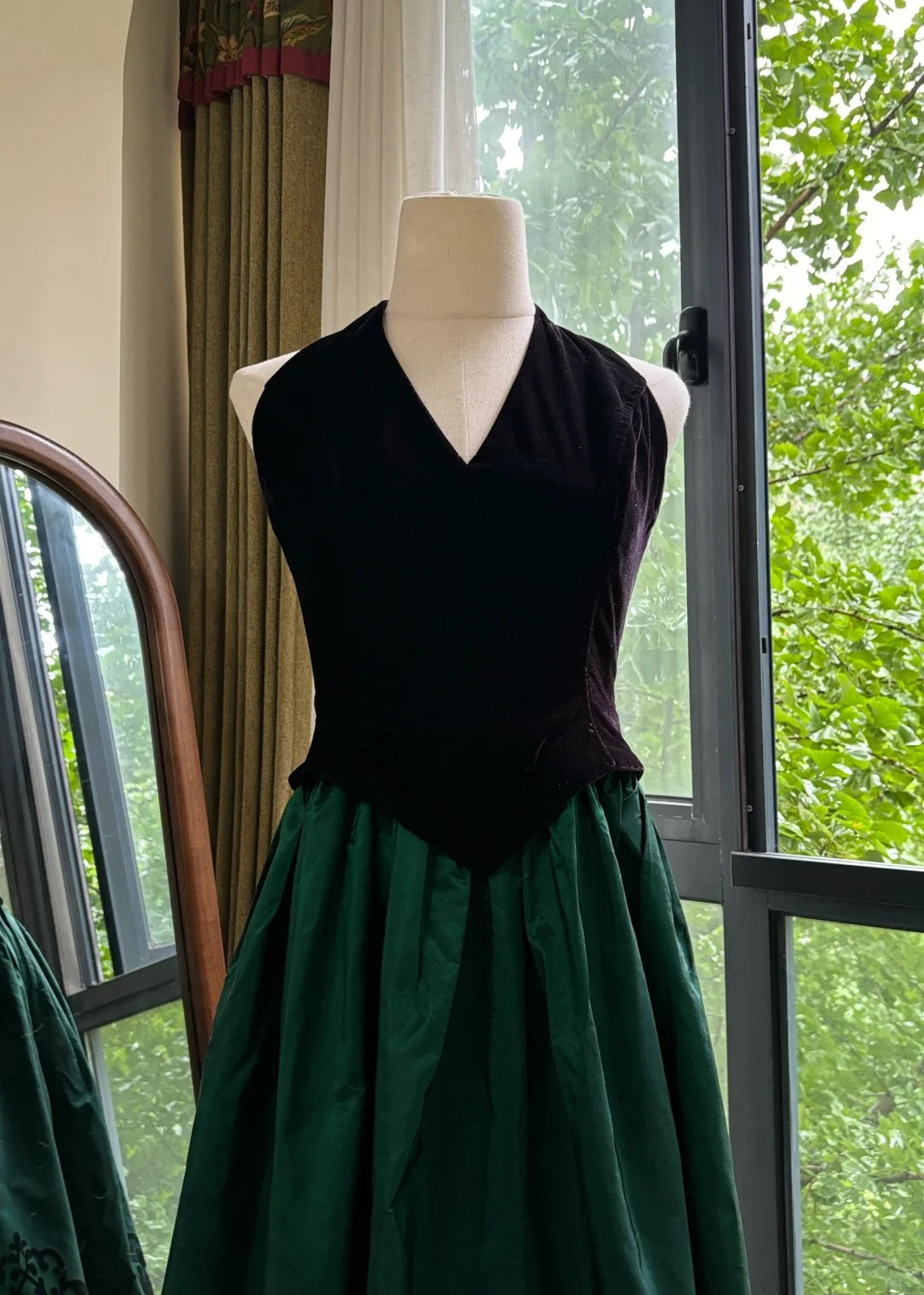 Retro Black And Green A-Line Halter Neck Velvet And Satin Formal Prom Dress