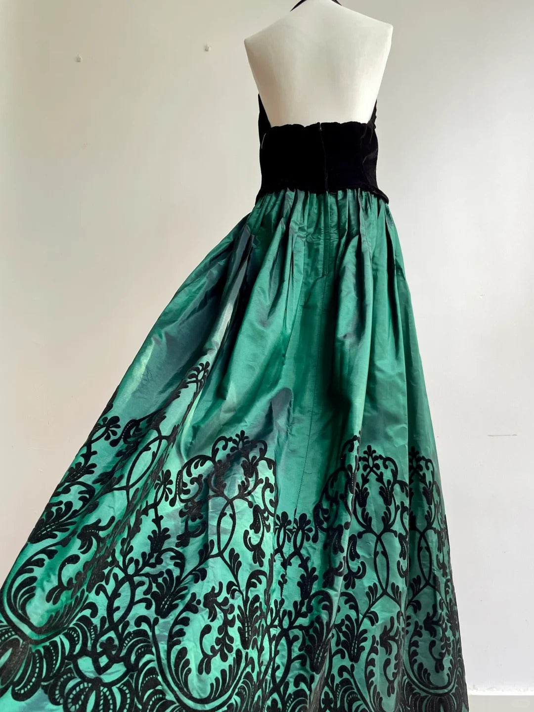 Retro Black And Green A-Line Halter Neck Velvet And Satin Formal Prom Dress