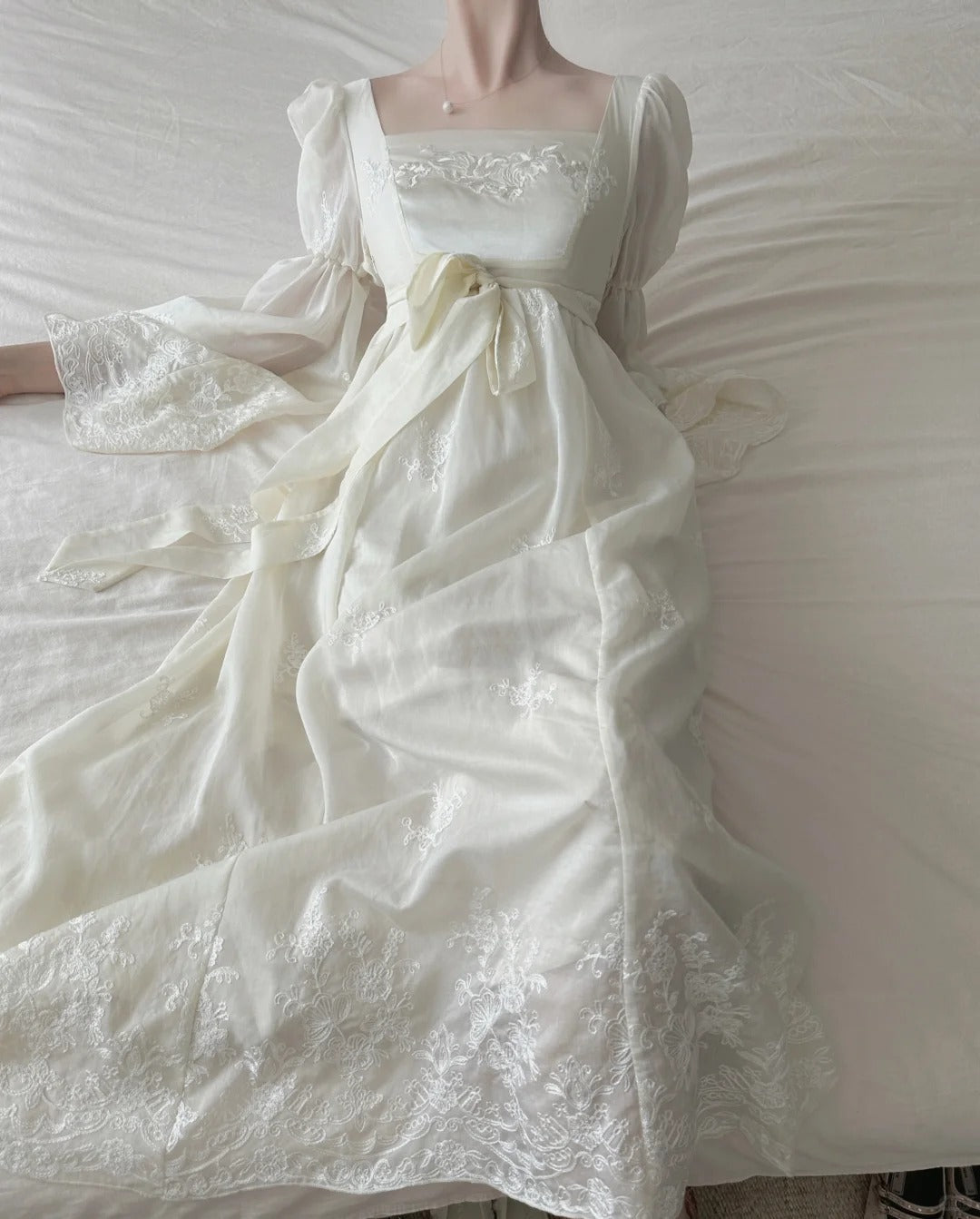 Retro Elegant Ivory A-Line Square Neck Long Sleeve Embroidered Lace Long Formal Prom Dress Secondary image