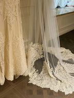 Retro Elegant Off-White Mermaid Strapless Lace Wedding Dress