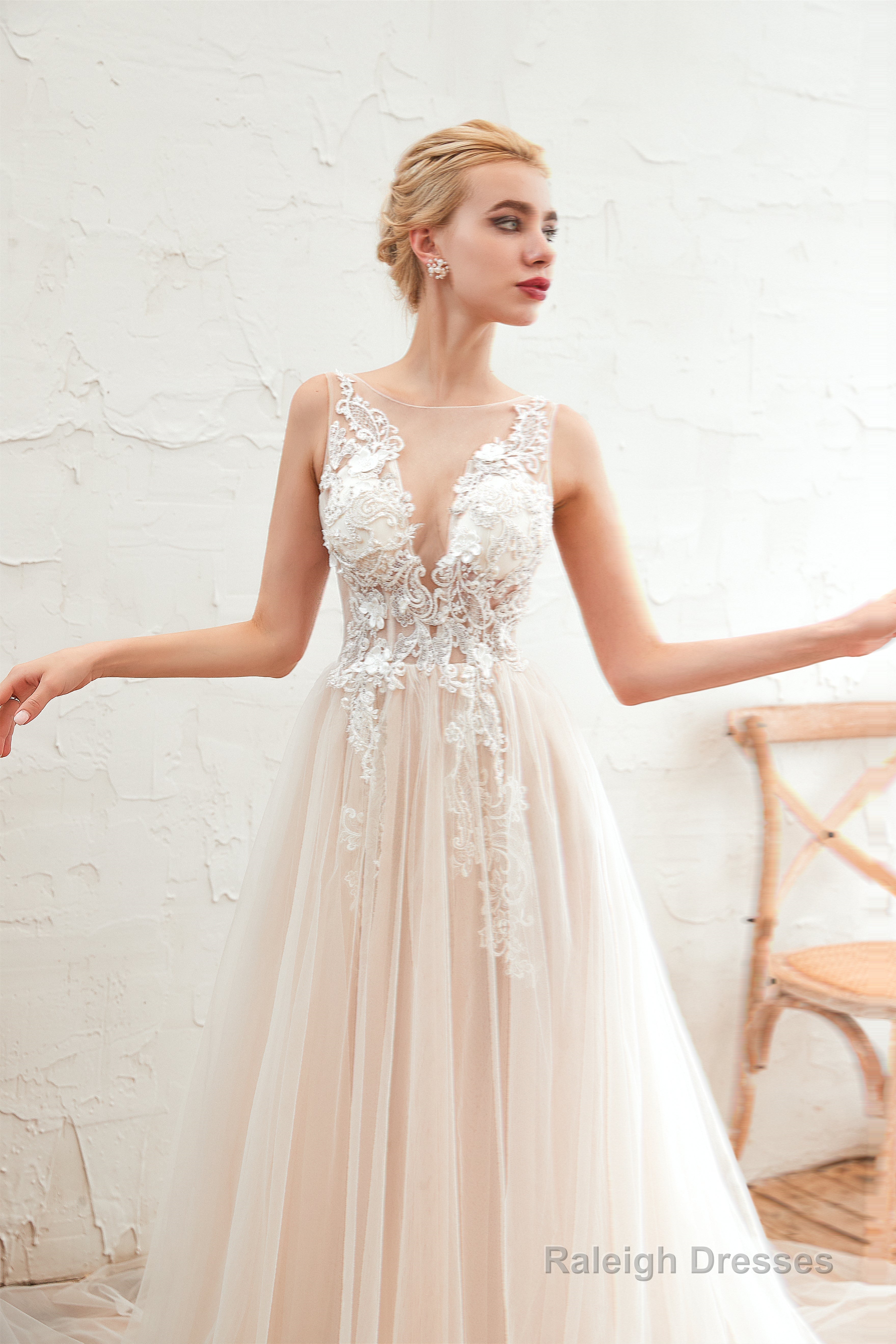 Round Neckline Sleeveless A-line Lace Up Sweep Train Lace Appliques Wedding Dresses