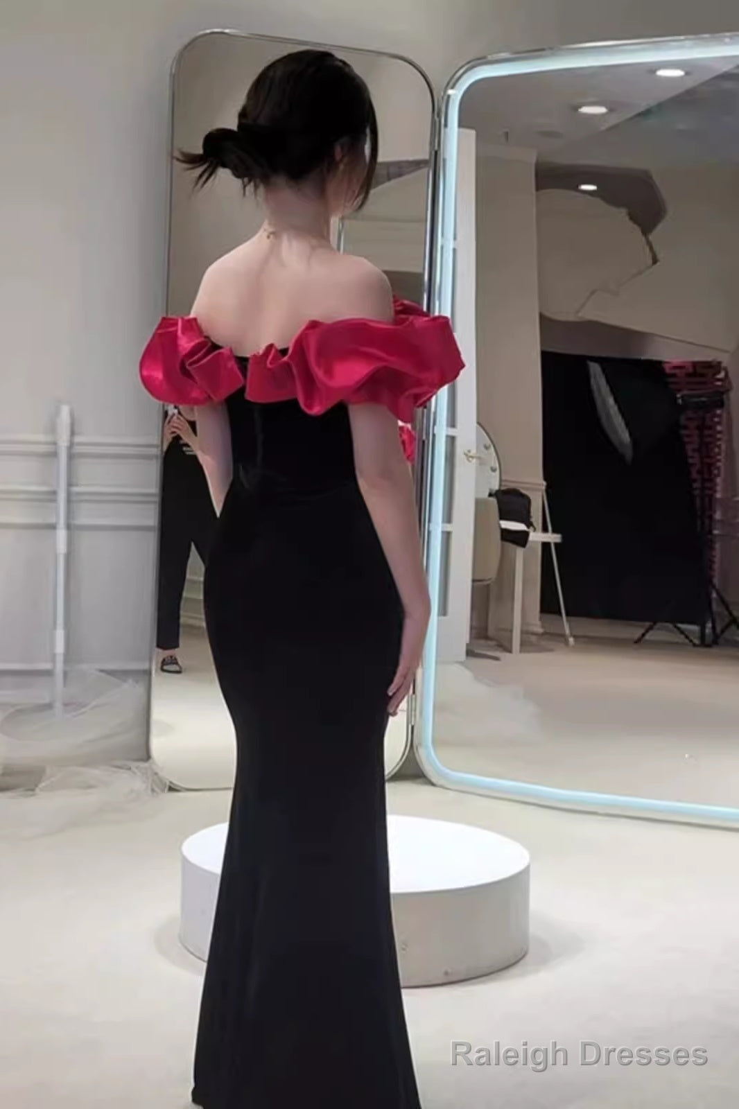 Mermaid Off The Shoulder Velvet Black Long Prom Dress Main image