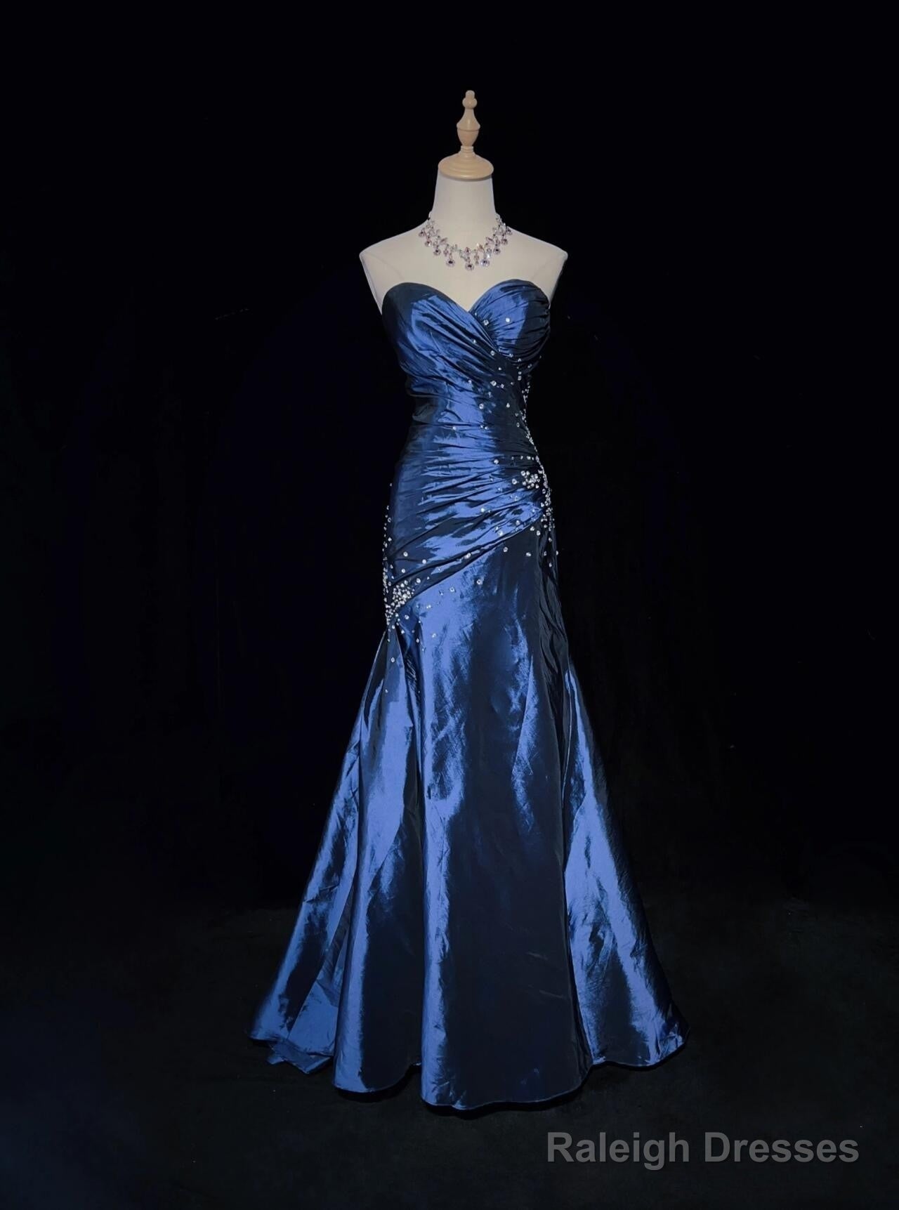 Sweetheart Sleeveless Mermaid Satin Long Navy Blue Prom Dress