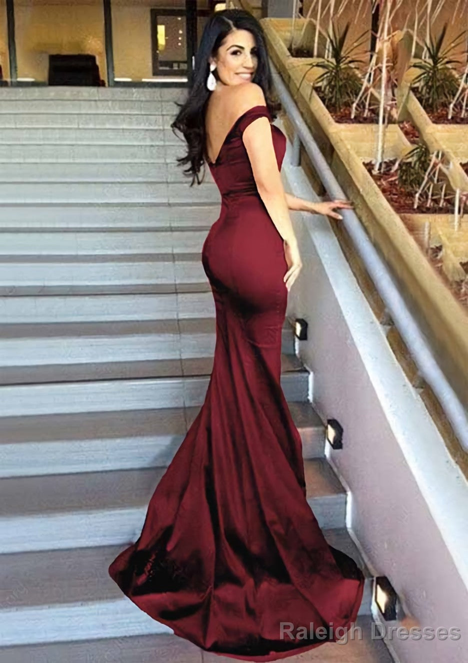 Sheath/Column Sleeveless Sweetheart Sweep Train Elastic Satin Prom Dresses