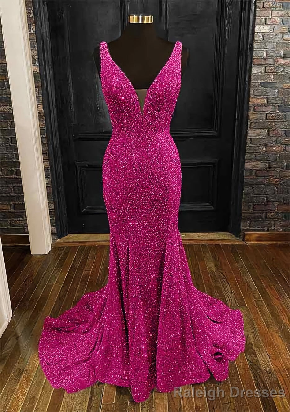 Sheath/Column Trumpet/Mermaid V Neck Sleeveless Velvet Sequins Sweep Train Prom Dresses