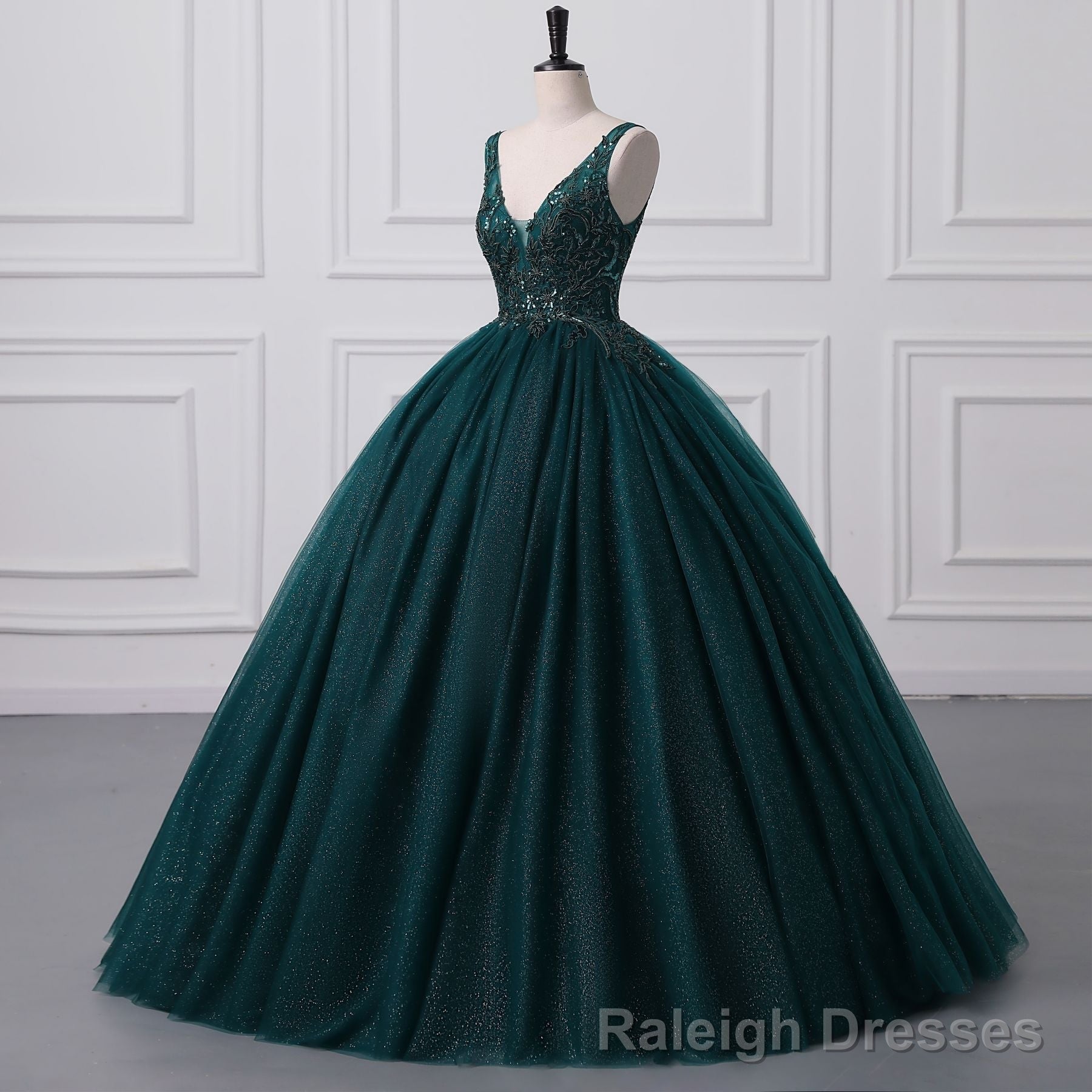 Shiny Emerald Green Sequined Tulle Quinceanera Dresses Backless V Neck Ball Gowns Evening Prom Dresses With Corset Back Main image