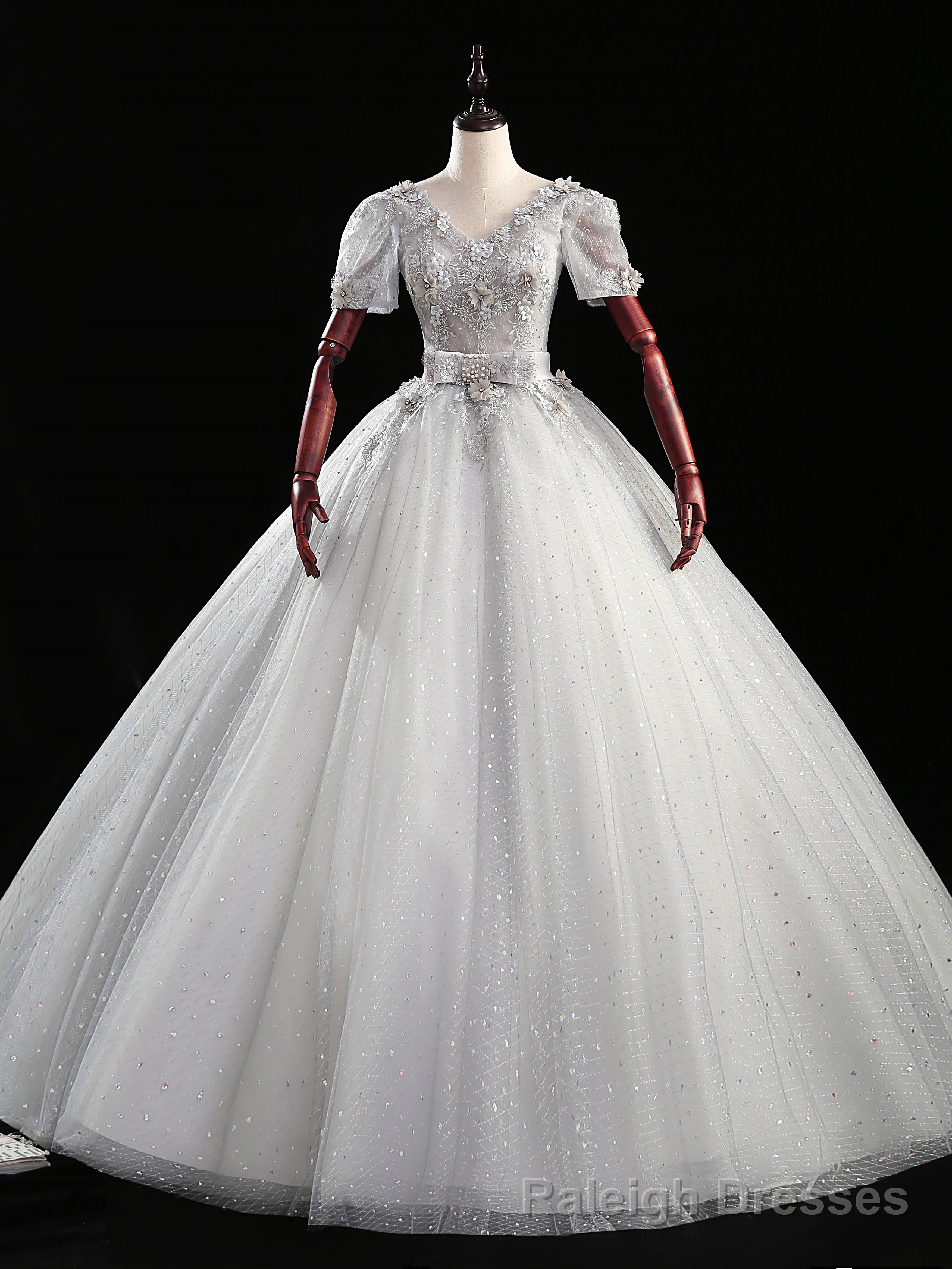 Silver Gray Tulle V-neck Short Sleeve Appliques Quinceanera Dress Main image