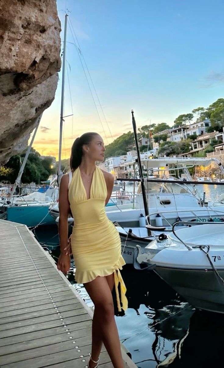 Simple And Elegant Yellow Halter Neck Open Back Slim Fit 19Th Birthday Homecoming Dress Secondary image