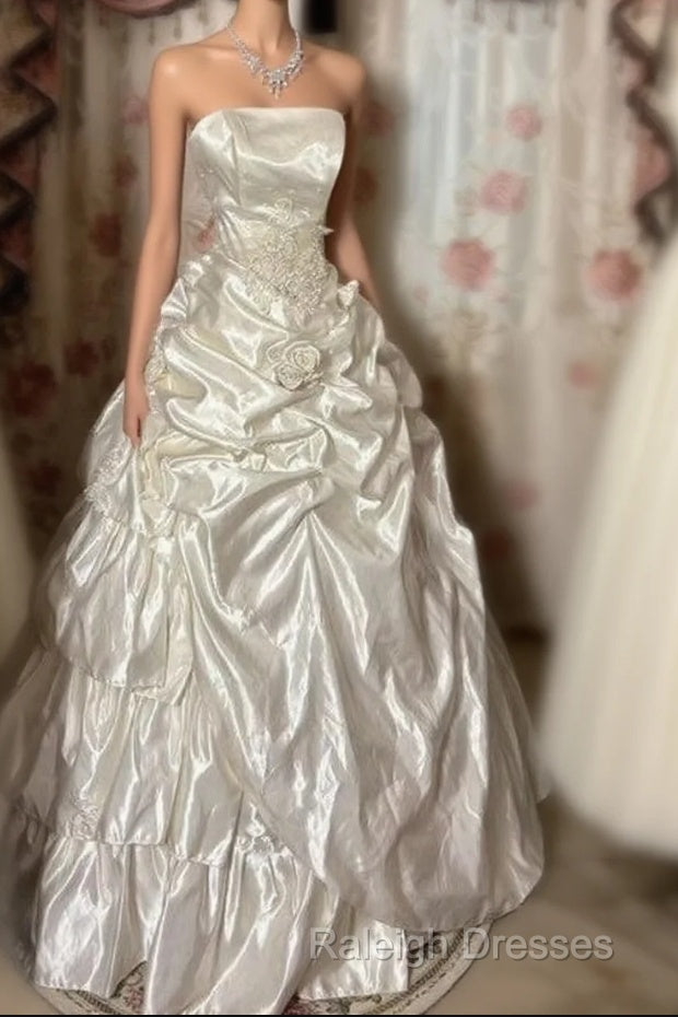 Simple Ball Gown Strapless Sleeveless Pleats White Satin Wedding Dress Main image