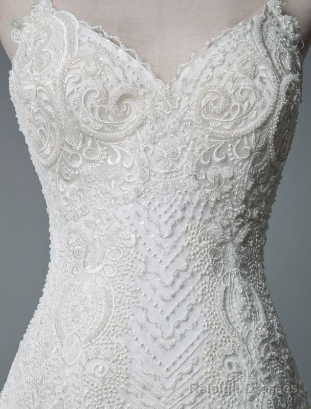Simple Wedding Dress Lace V Neck Sleeveless Lace Mermaid Bridal Dresses With Train