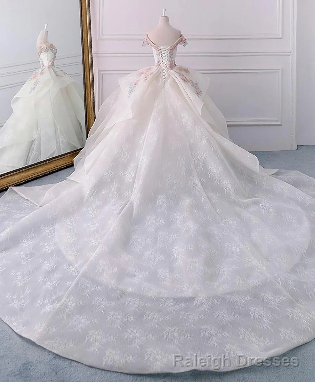 Stunning Off The Shoulder Flower Ball Gown Lace Wedding Dress Secondary image