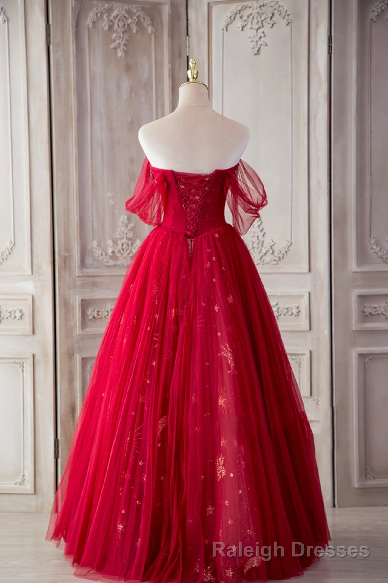 The Red Strapless Tulle Long A Line Prom Dress is a showstopper. With its off-the-shoulder design and A Line silhouette, it perfectly blends elegance and allure. Secondary image