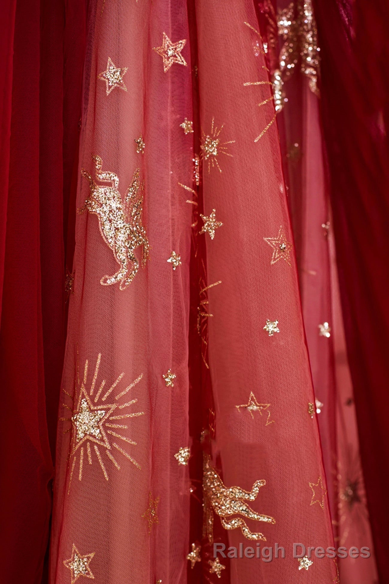 The Red Strapless Tulle Long A Line Prom Dress is a showstopper. With its off-the-shoulder design and A Line silhouette, it perfectly blends elegance and allure.