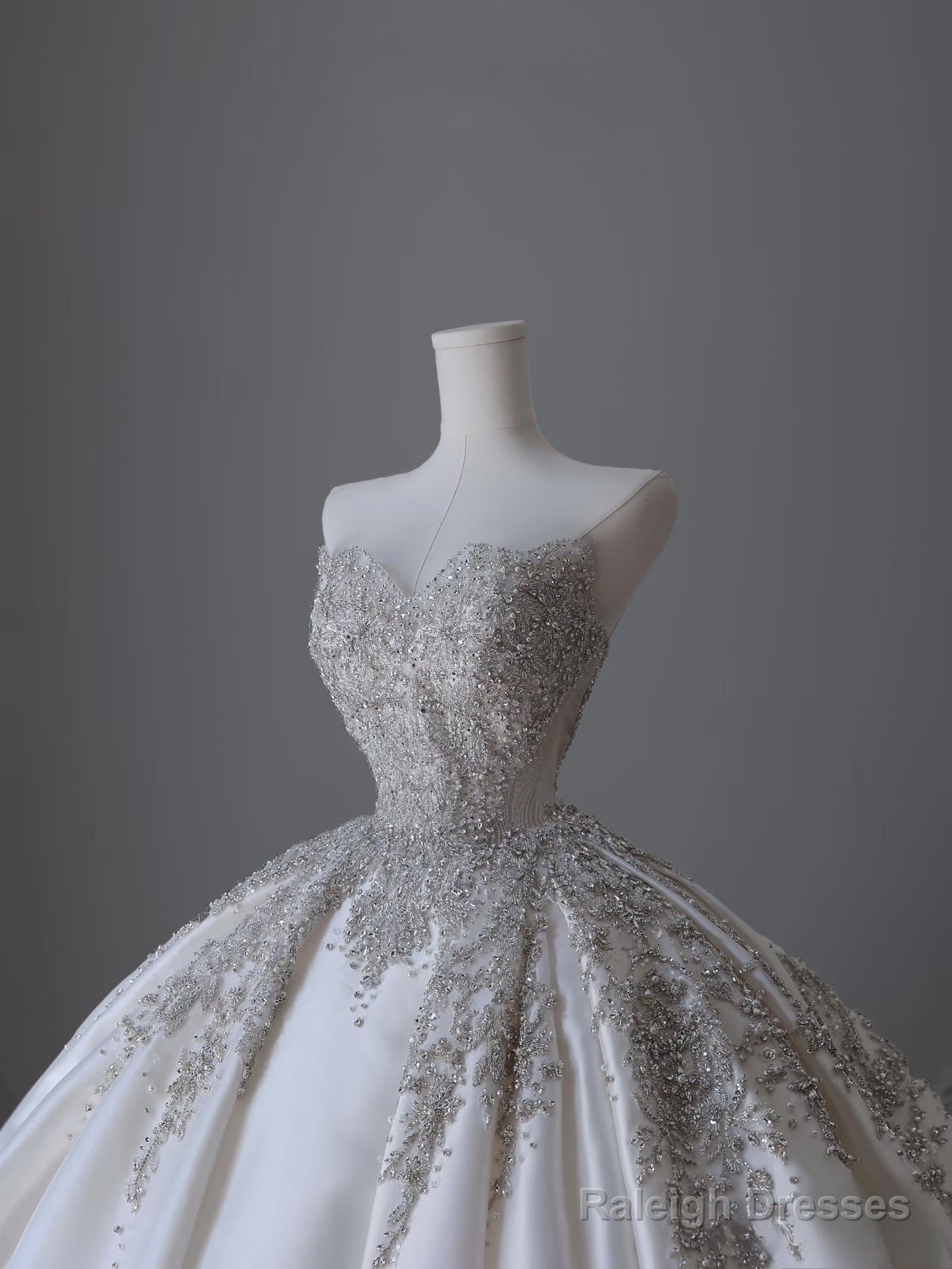 Timeless Ball Gown Sweetheart Satin White Wedding Dresses Brides Dress